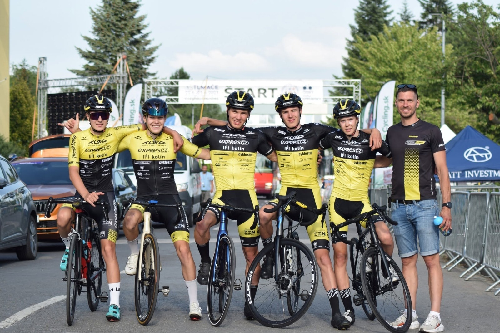 Martin Řehák se svými svěřenci na startu cyklistického závodu